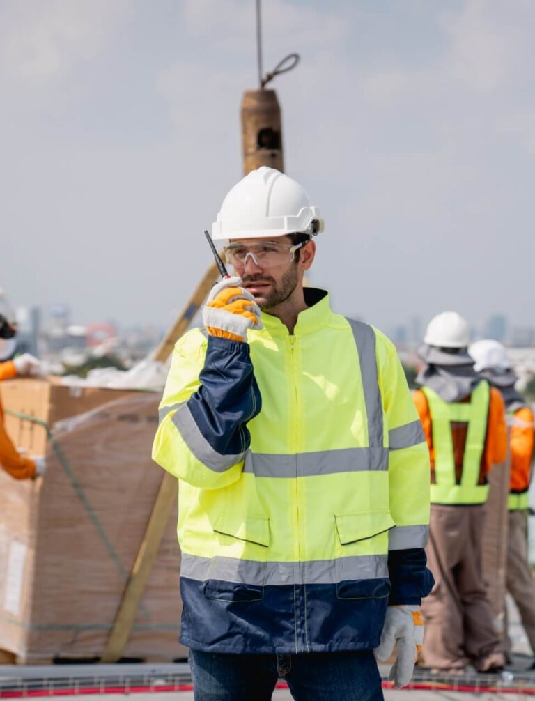 Kurtka na budowę – czym powinna się wyróżniać?
