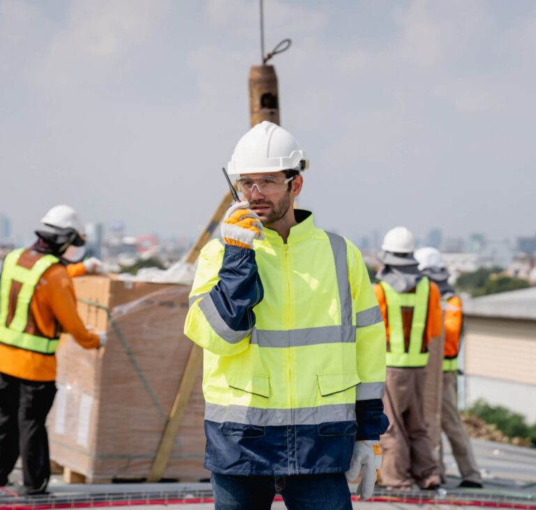 Kurtka na budowę – czym powinna się wyróżniać?