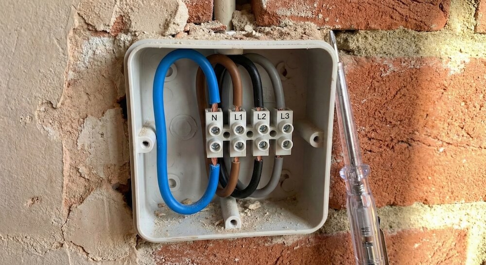 niebieskie i brązowe przewody w instalacji elektrycznej