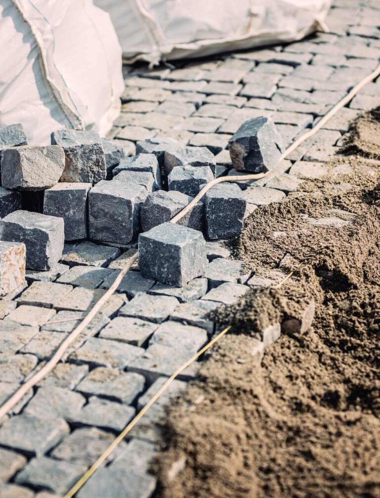 Ile podsypki pod kostkę na m2? Przewodnik