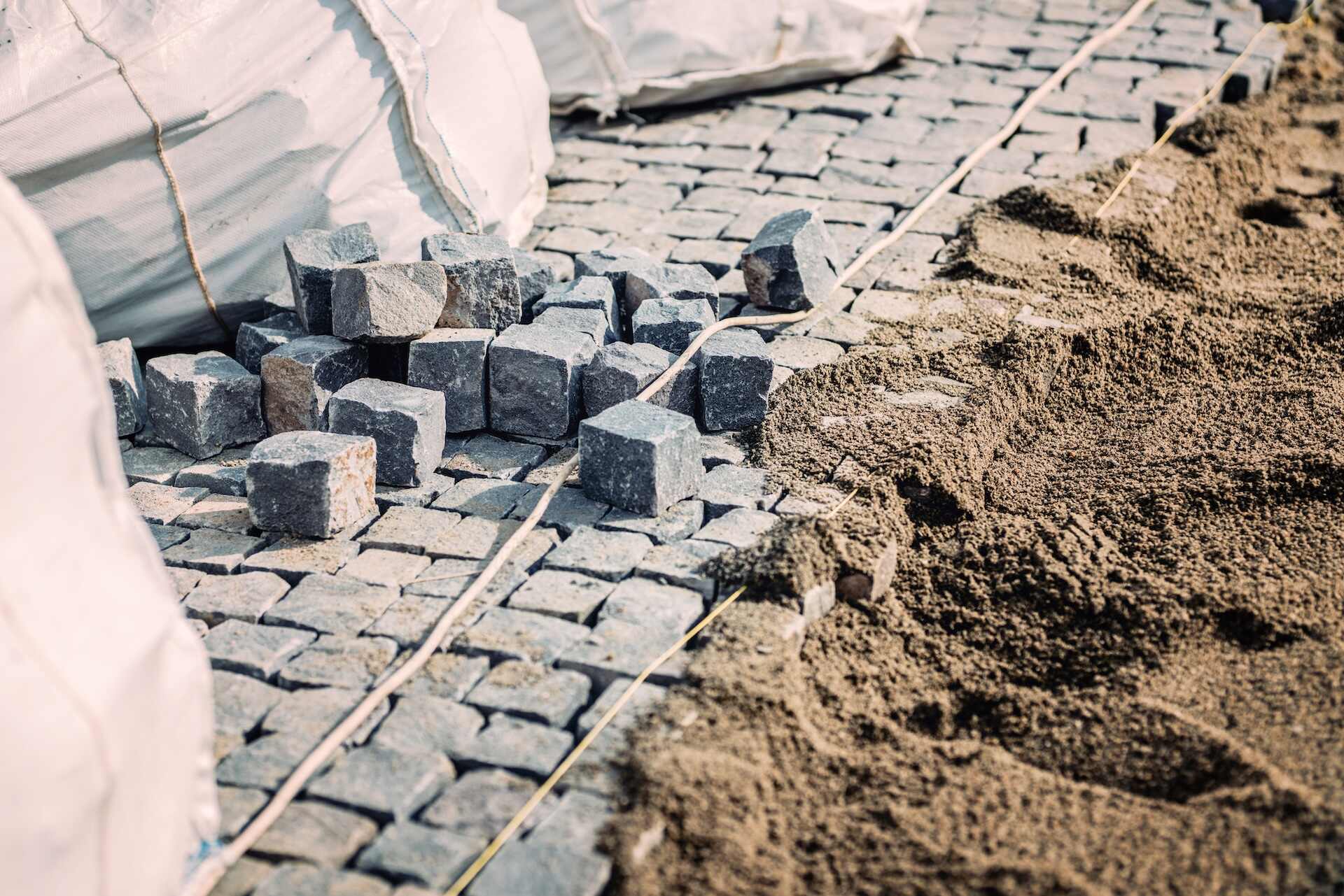 Ile podsypki pod kostkę na m2? Przewodnik