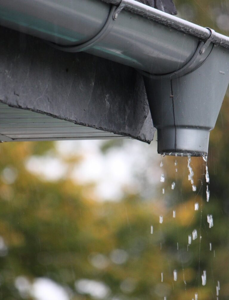 Jakie rury do odprowadzenia wody z rynien? Radzimy