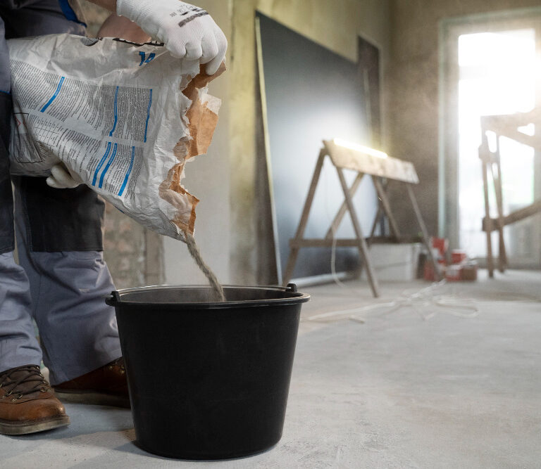 Najczęstsze błędy przy stosowaniu chemii budowlanej latem – co prowadzi do reklamacji?