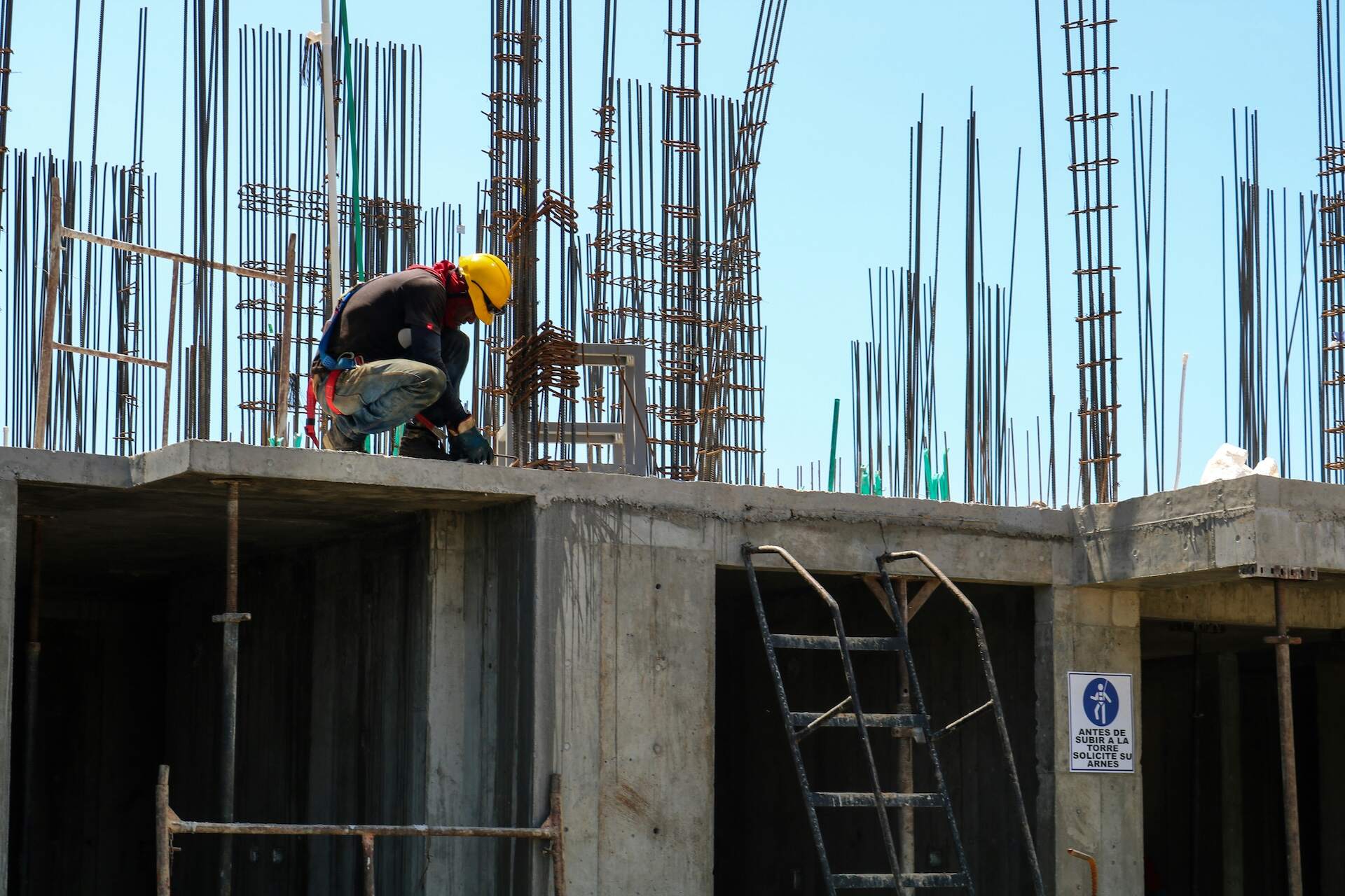Problemy z płynnością w branży budowlanej – jak uniknąć przestojów na budowie?