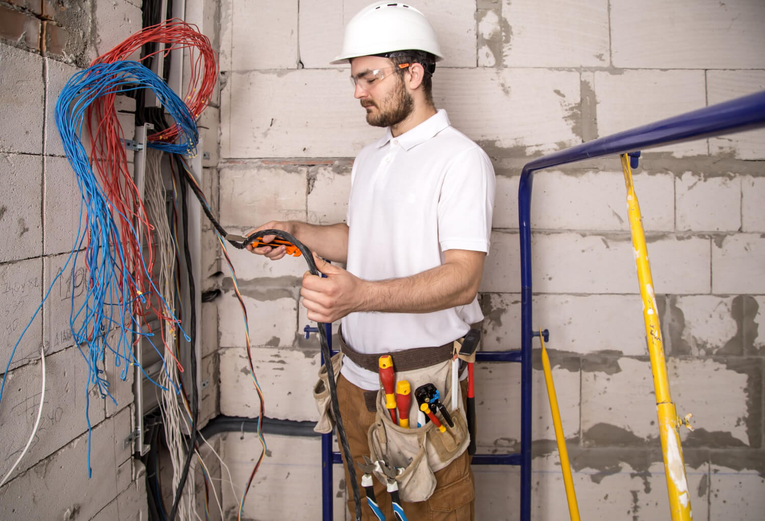 Ile kosztuje instalacja elektryczna w domu jednorodzinnym? Rozpiska materiałów i robocizny na 150 m²
